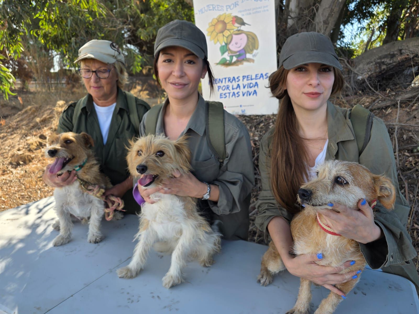 Mujeres por Doñana junto a los perros de rescate