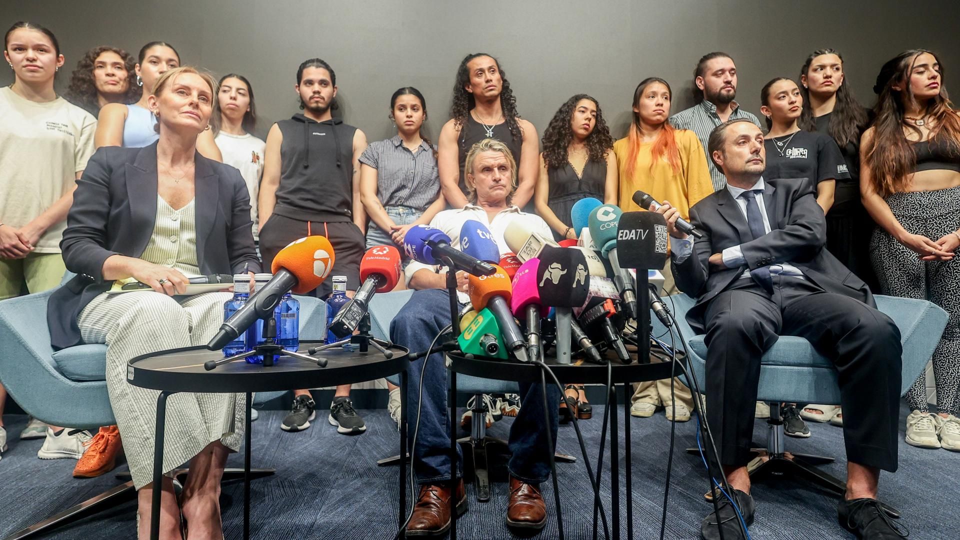 Nacho Cano (c) ofrece declaraciones tras su detención por contratar presuntamente a inmigrantes irregulares para su musical 'Malinche'