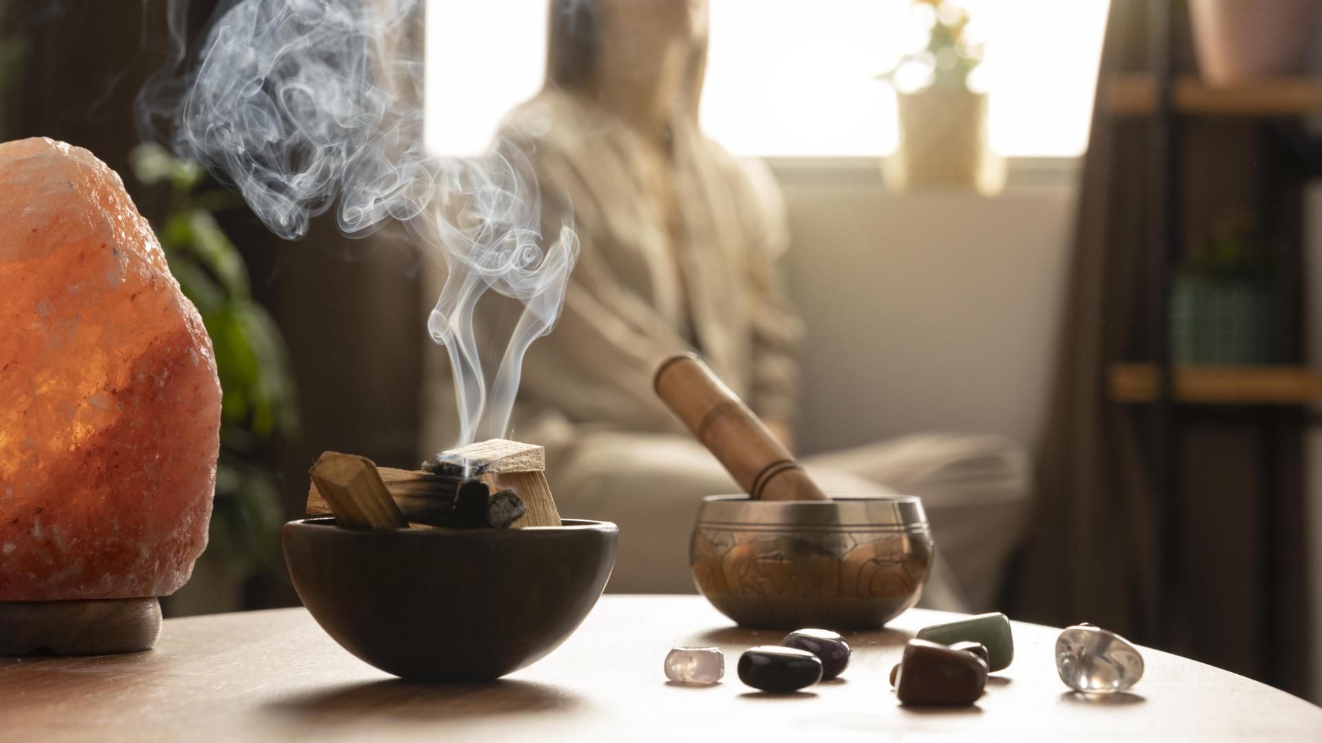 persona que realiza terapia de reiki (2)