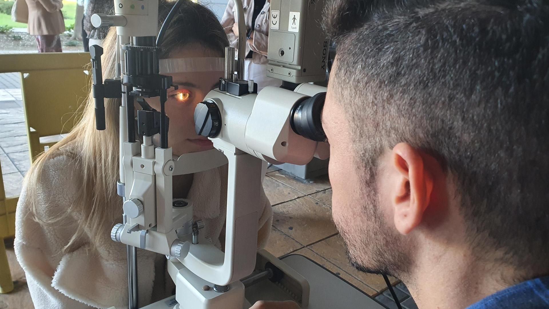 Revisión visual a una estudiante