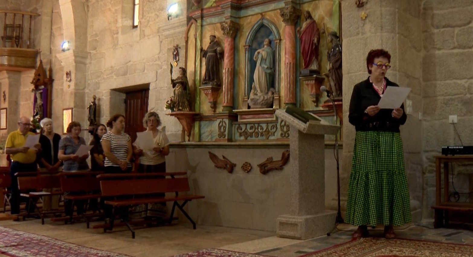 Almudena Suarez, durante la lectura de la palabra en una iglesia de Salvaterrra de Miño