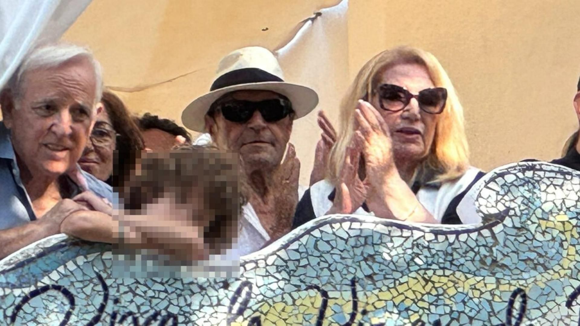 Amador Mohedano junto a su hermana y su cuñado viendo la procesión