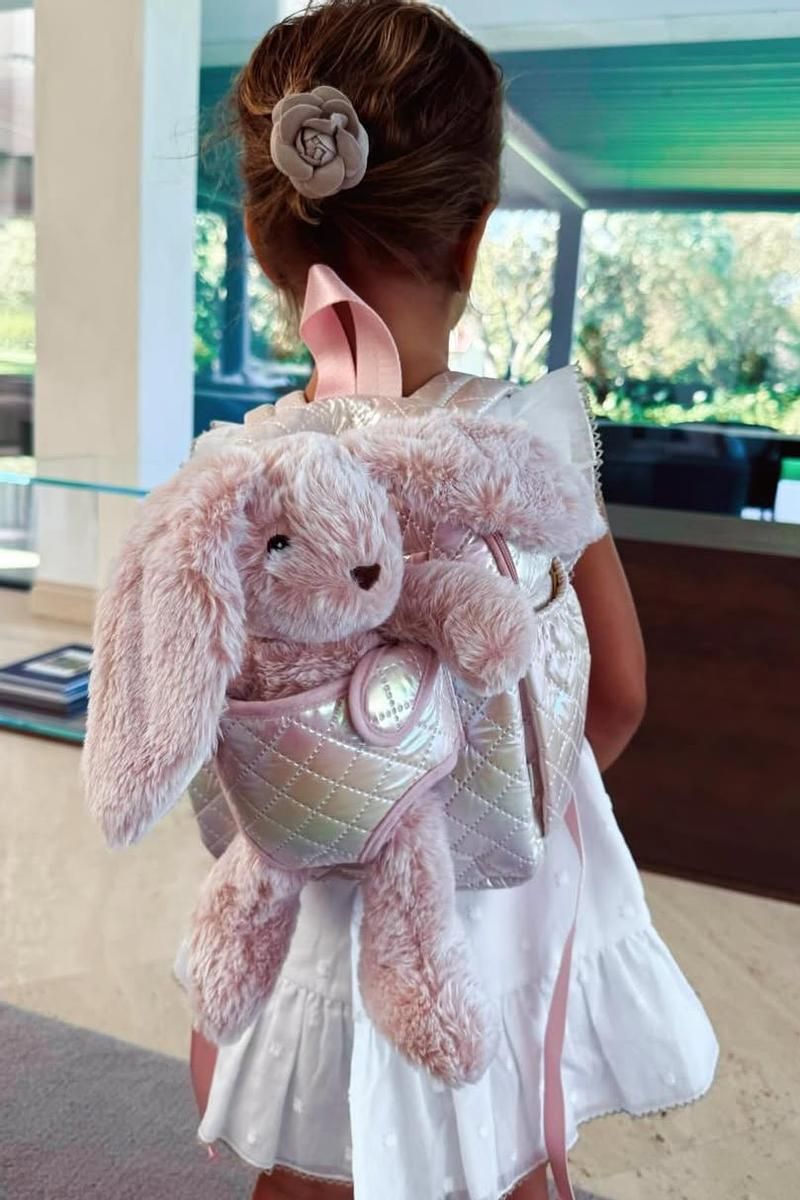 Bella, la hija pequeña de Morata y Alice Campello, preparada para volver al colegio