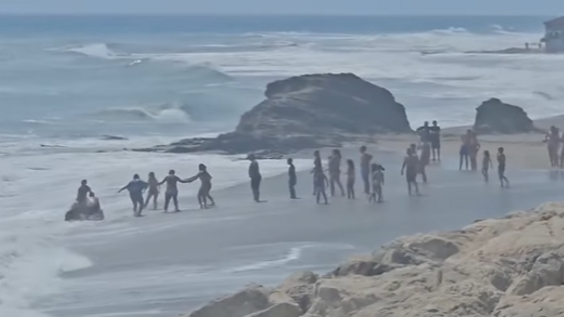 Cadena humana en la playa del Peñón del Cura, Mijas, Málaga