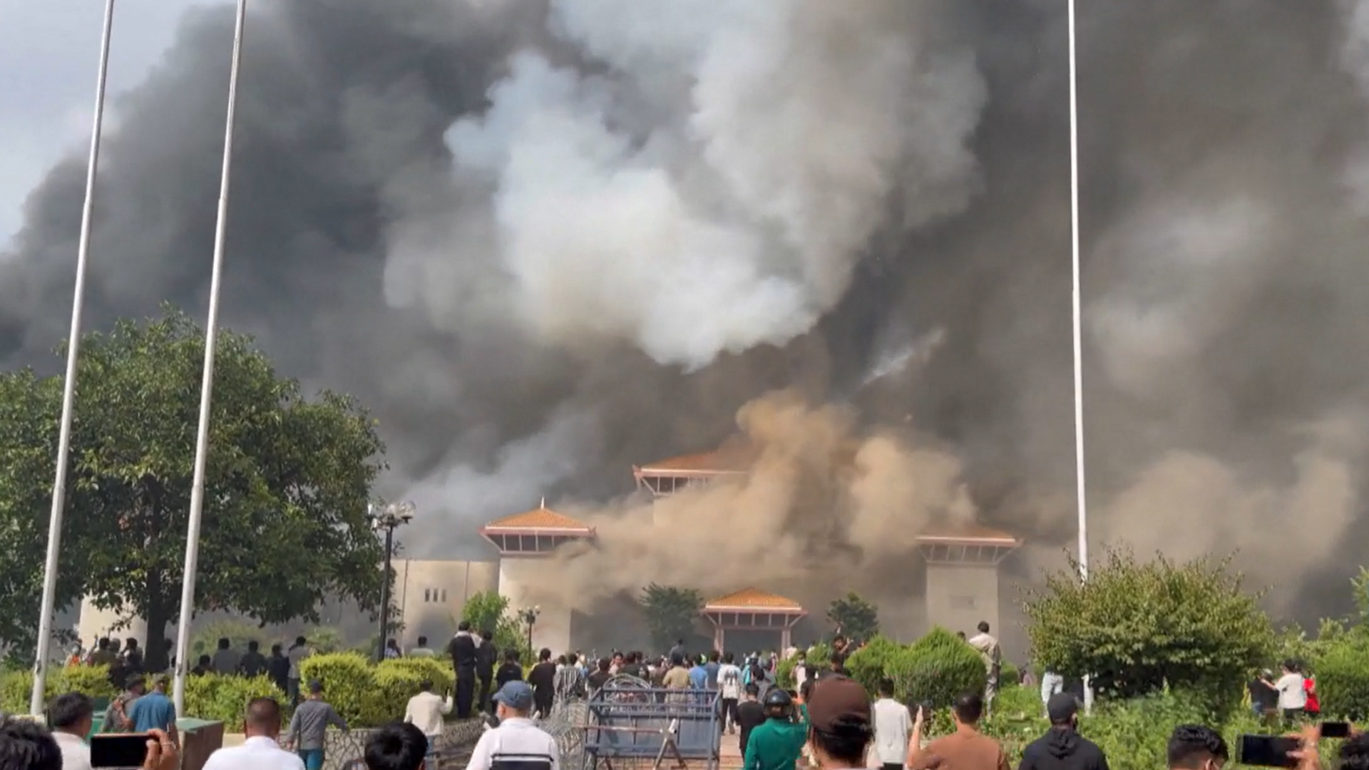 Caos y descontrol en Nepal: las protestas de la Generación Z siguen pese a la dimisión del primer ministro