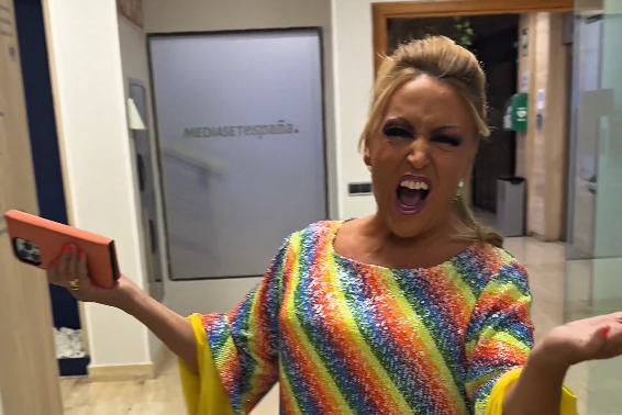 Lo que no se vio del regreso de Lydia Lozano a Telecinco: su reacción al descubrir, foto a foto, el nuevo "paseo de la fama"