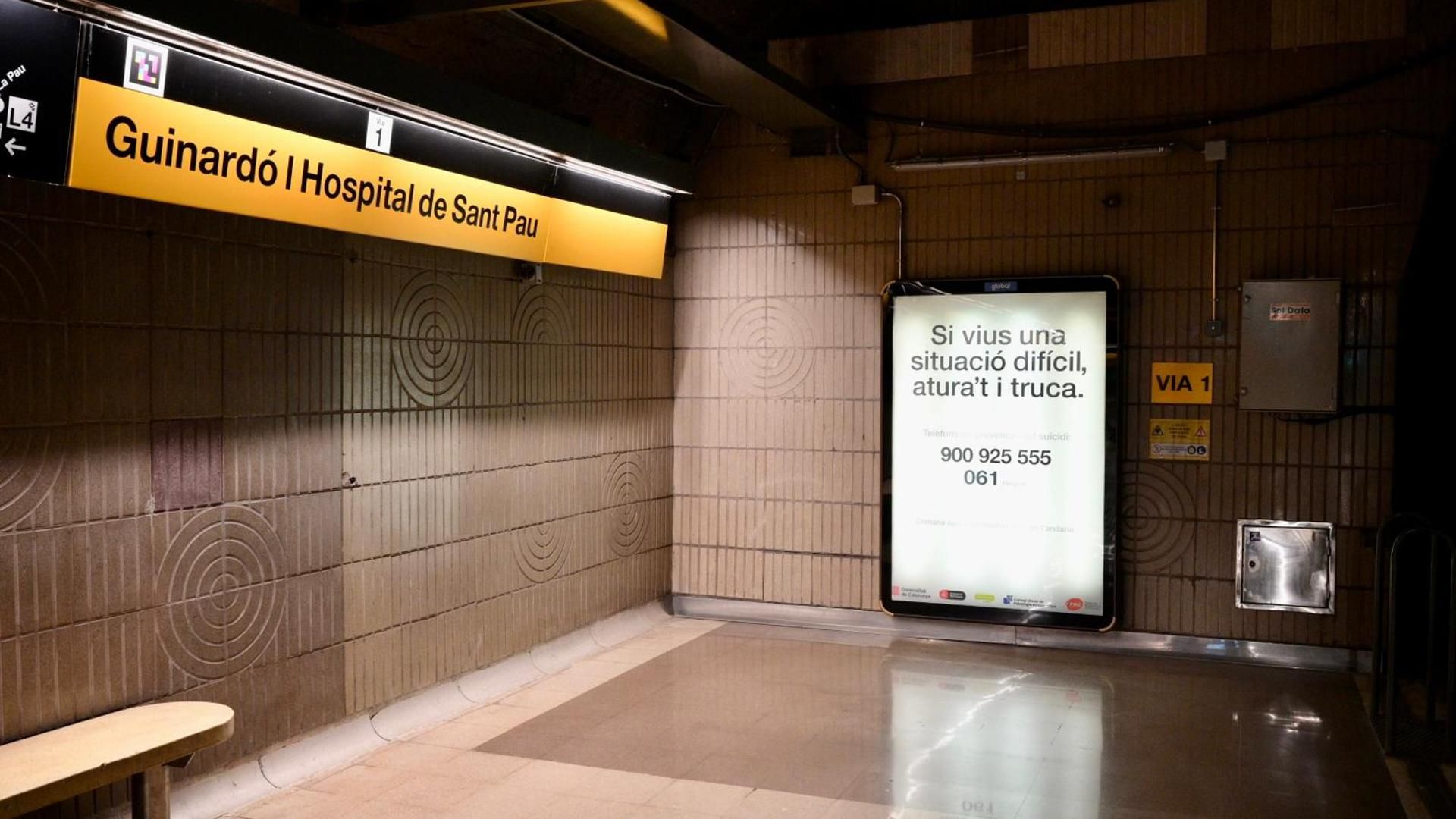 Carteles para prevenir suicidios en los andenes del metro de Barcelona