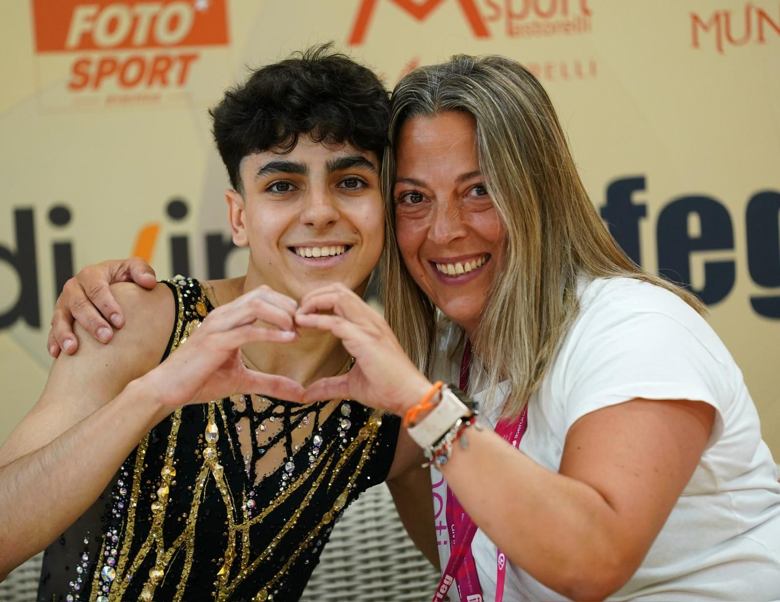 El gimnasta de Llodio junto a su entrenadora Marga Armas