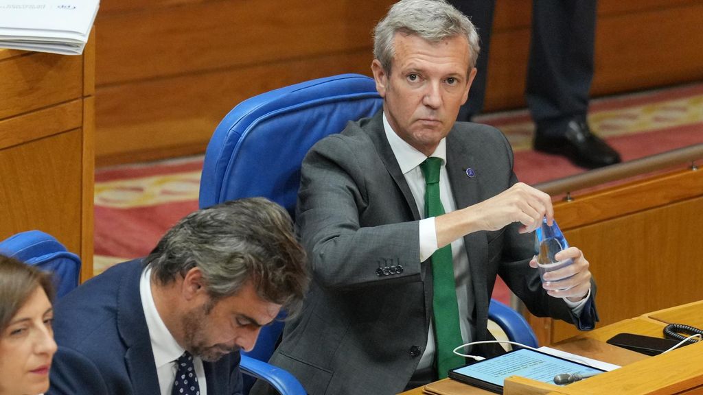El presidente de la Xunta de Galicia, Alfonso Rueda, explica en el Parlamento gallego para explicar la gestión del Ejecutivo ante la ola de incendios de este verano