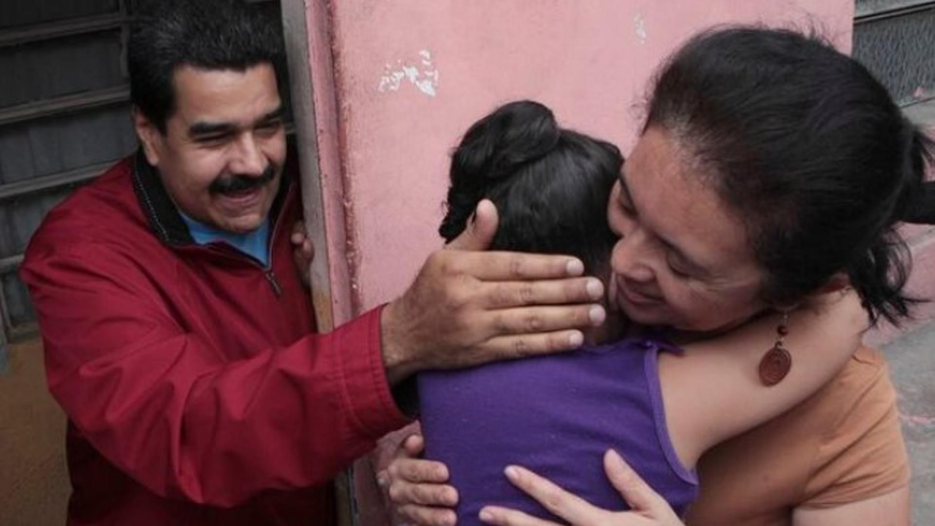 Imagen de archivo del presidente de Venezuela, Nicolás Maduro, saludando a simpatizantes en Caracas.