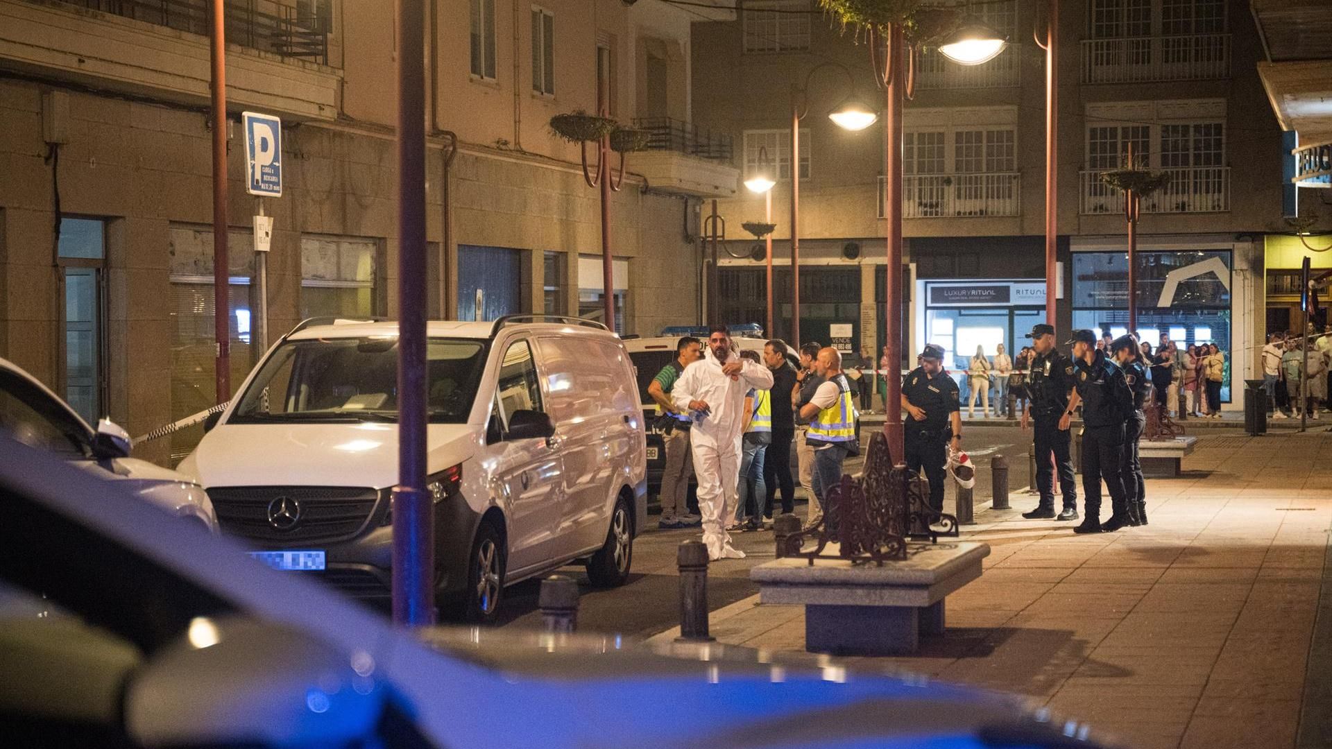 Investigadores ante la vivienda donde presuntamente un joven de 22 años mató a su madre en Vilagarcía de Arousa