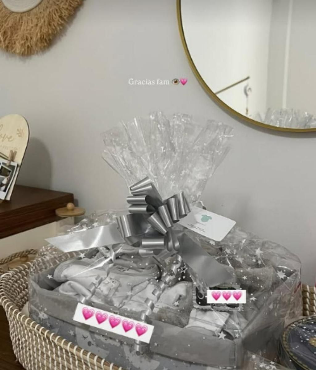 Jeimy Báez enseña el regalo para su hijo