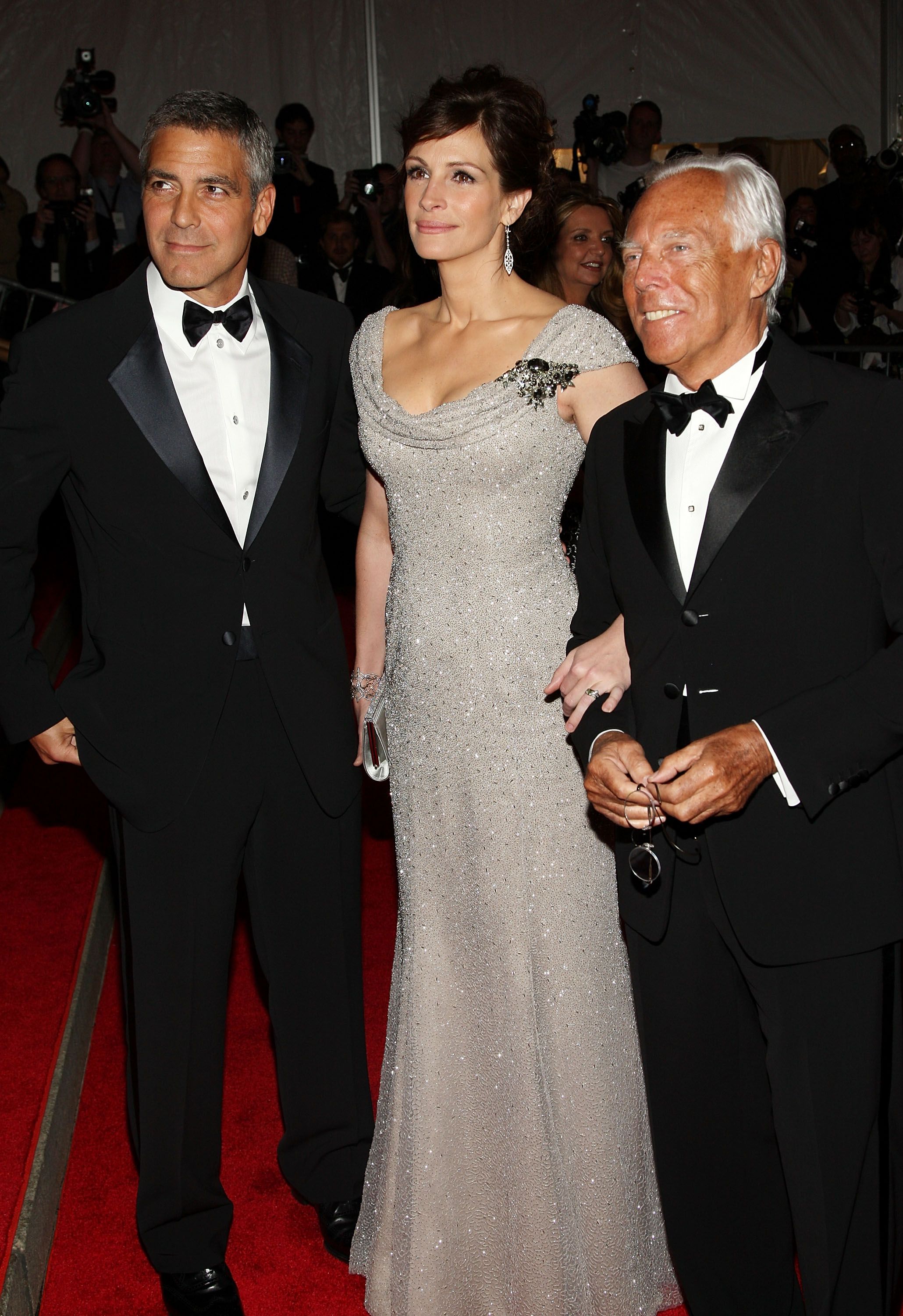 Julia Roberts y George Clooney, junto a Giorgio Armani