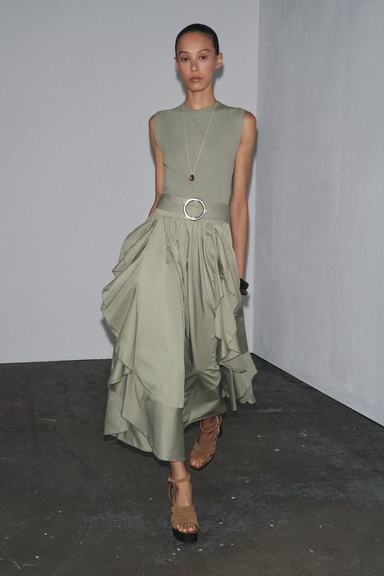 Vestido para madrina de bautizo kaki de Zara