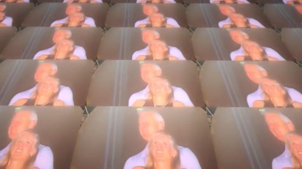 La imagen multiplicada de los dos amantes, Kristin Cabot y Andy Byron captada por la kiss cam fue proyectada en las pantallas gigantes durante el concierto de Coldplay