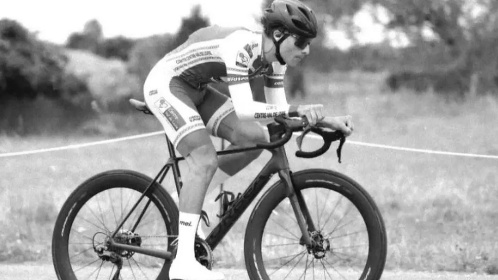 Muere un joven ciclista de 15 años en plena carrera en Francia: sufrió una parada cardiaca a escasos metros de la meta