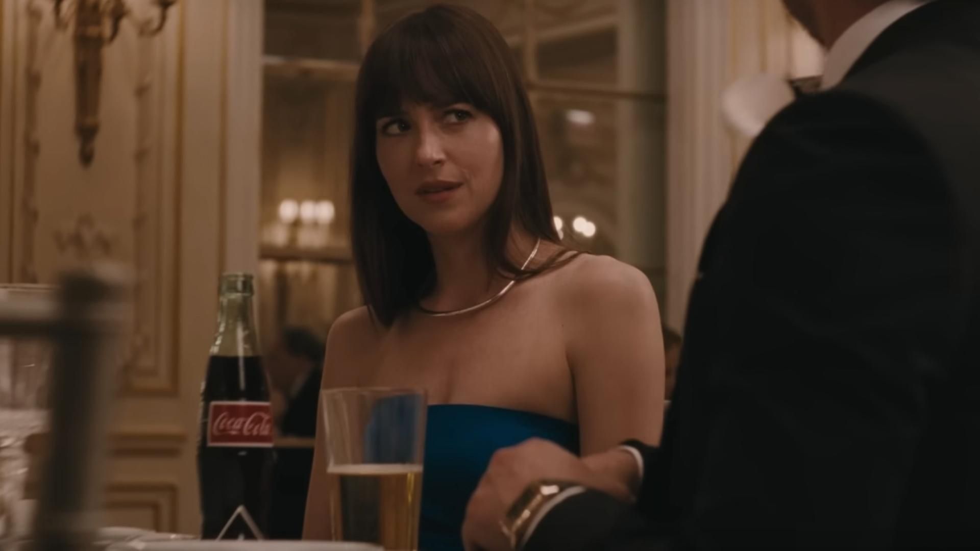 Por qué Dakota Johnson bebe Coca-Cola con cerveza en su nueva película