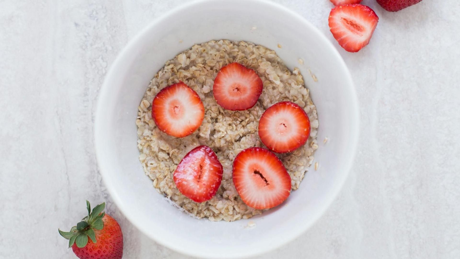 Porridge de avena con fresas Porridge de avena con fresas