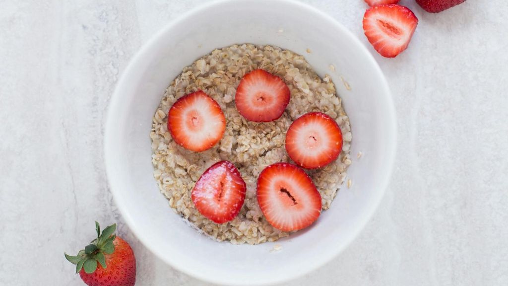 Porridge de avena con fresas