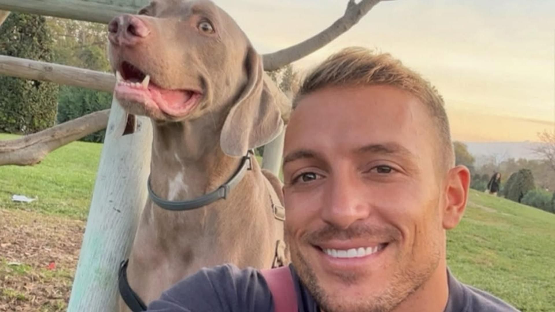 Rubén Torres posa junto a su perro Braco