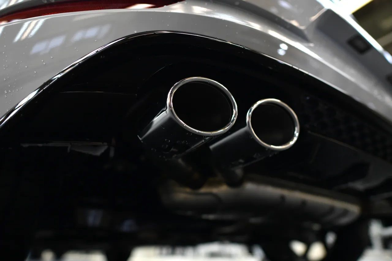 Tubos de escape de un deportivo