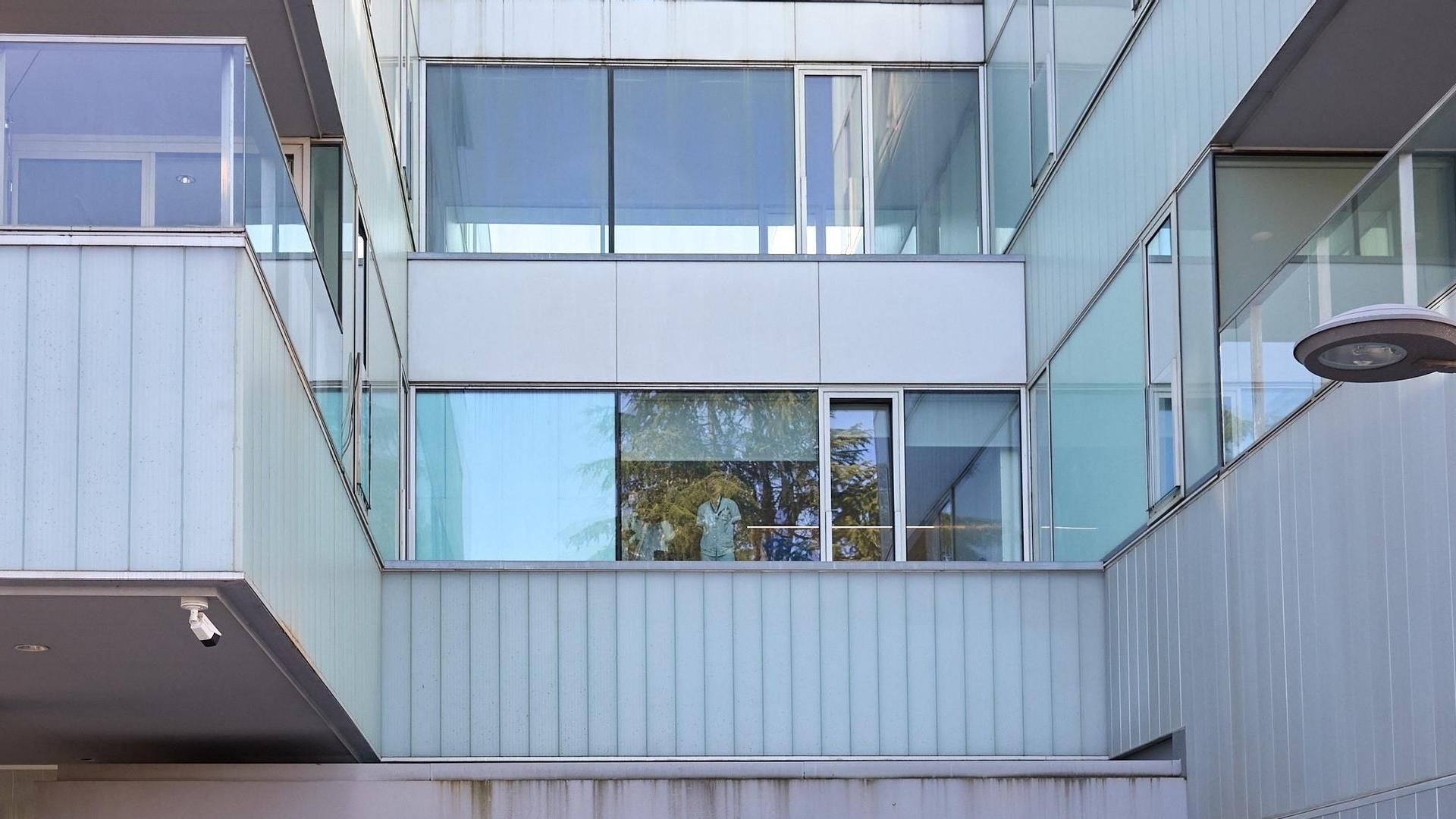 Un preso se fuga de un hospital de Pamplona mientras los agentes custodiaban la puerta: se descolgó con sábanas desde un tercer piso