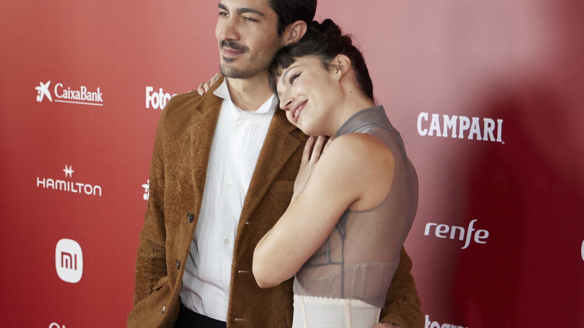 Ursula Corberó y Chino Darín, posando