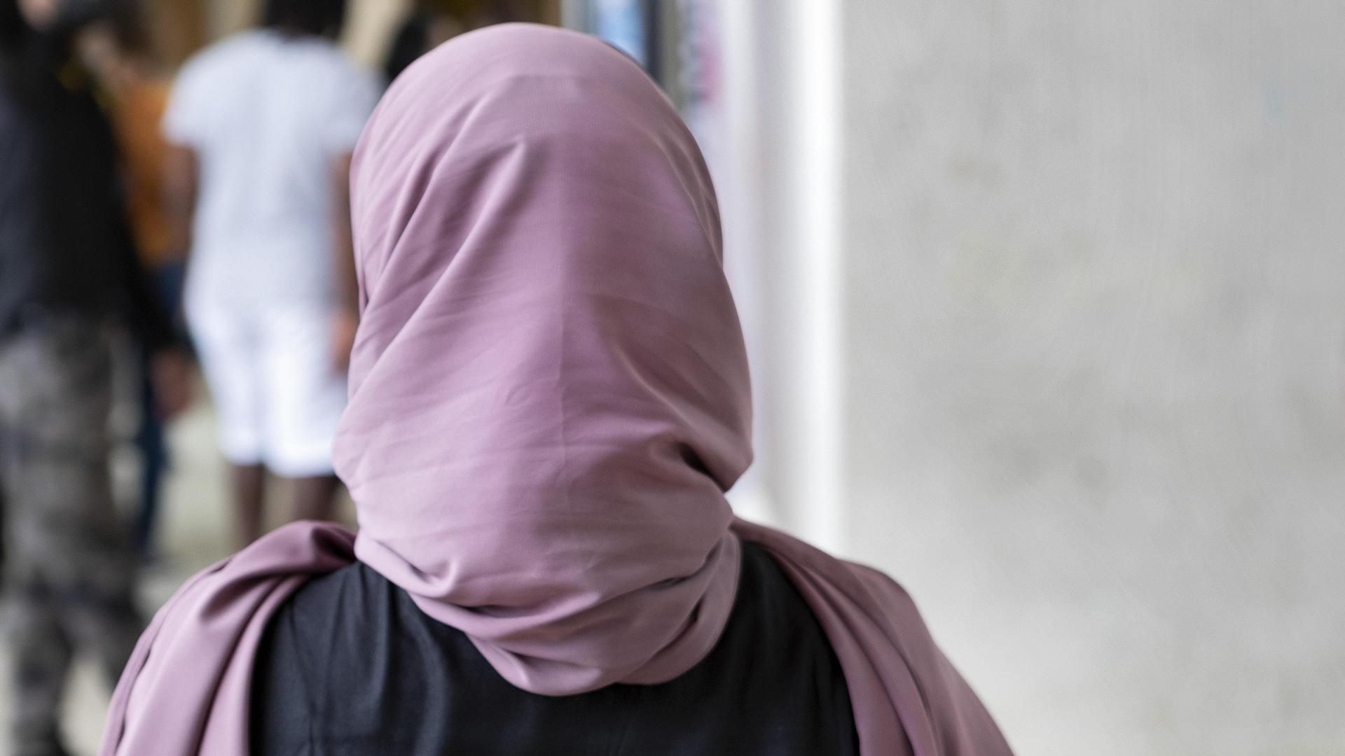 Varias asociaciones acusan a un instituto de Logroño de impedir la entrada a alumnas con el velo islámico