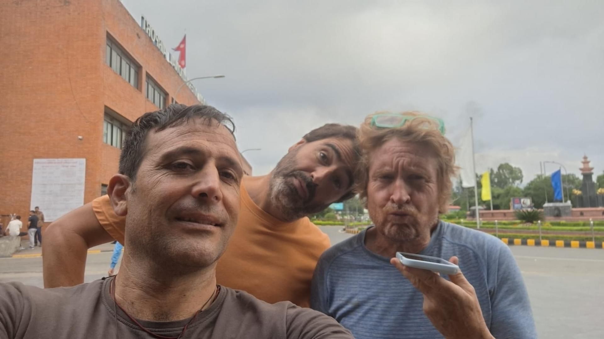 Alex Txikon junto a David de Frutos y David Moncasi, esta misma mañana de camino al aeropuerto, donde esperan a salir de Nepal