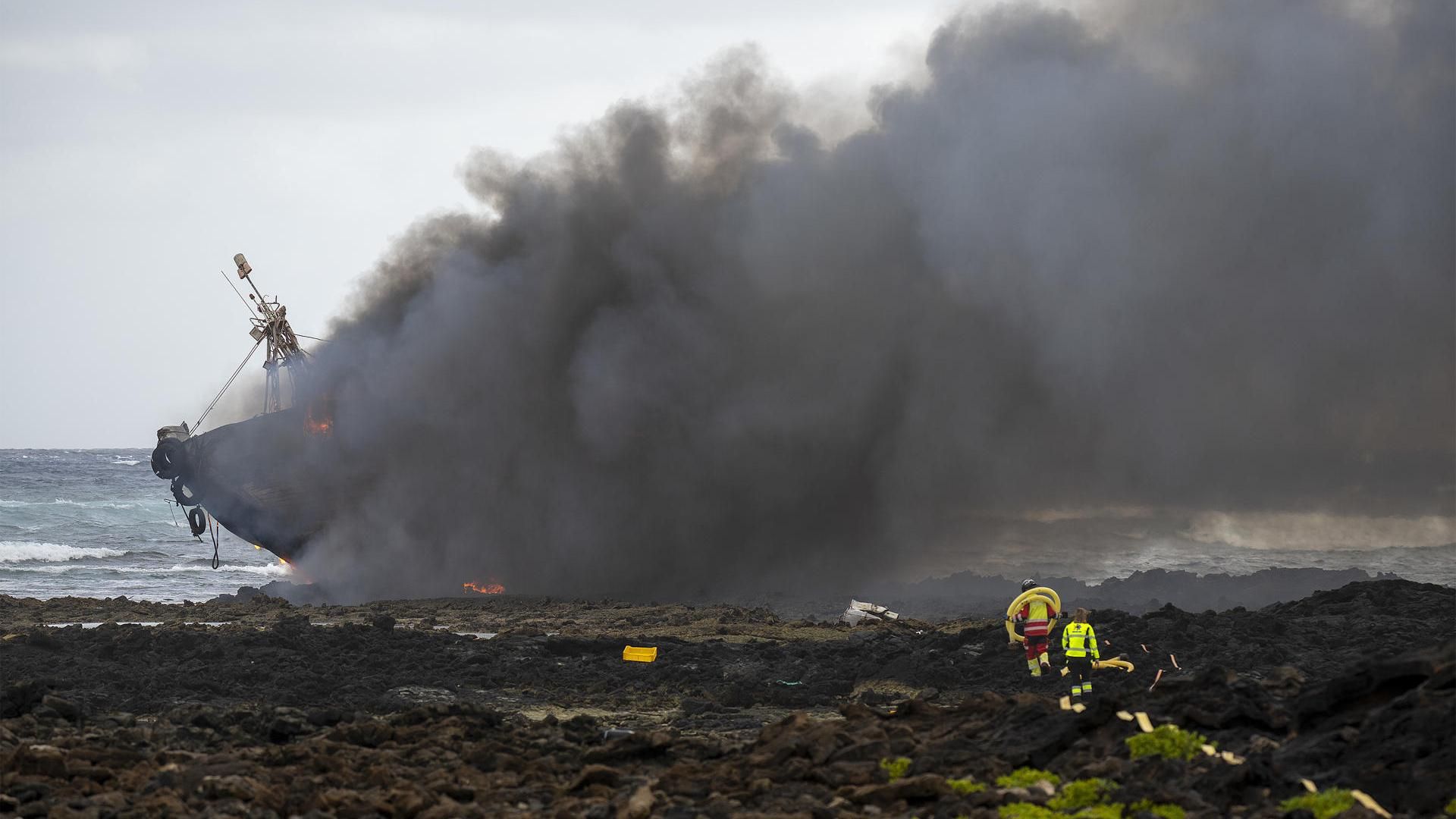 Arde un pesquero tras encallar en la costa norte de Lanzarote con cinco tripulantes