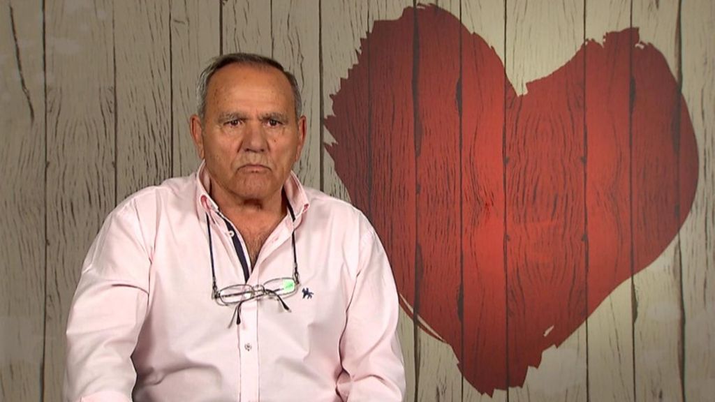 Paco, un extrovertido soltero de 'First Dates' que es "puro fuego en la cama": "Me gusta sentir tus carnes con las mías"