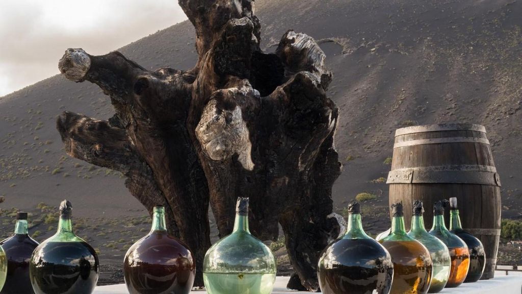 Damajuanas con vinos volcánicos   (foto de Volare)