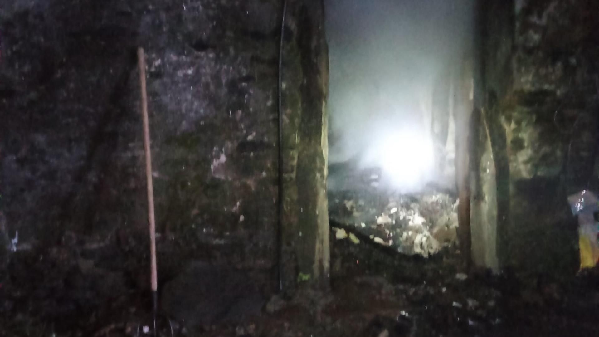 El interior de la vivienda quedó completamente calcinada por las llamas