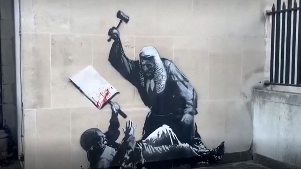 Poco después, la pintura fue tapada con plásticos negros y cercada con barreras metálicas