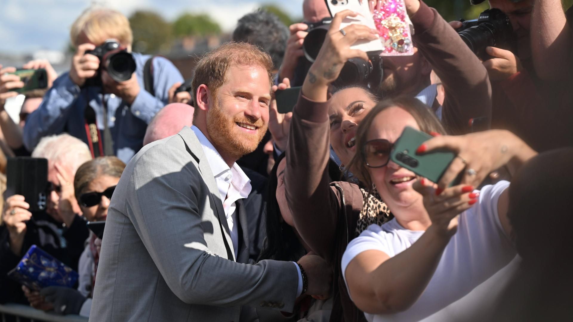 El príncipe Harry saluda a los asistentes al acto en Nottingham