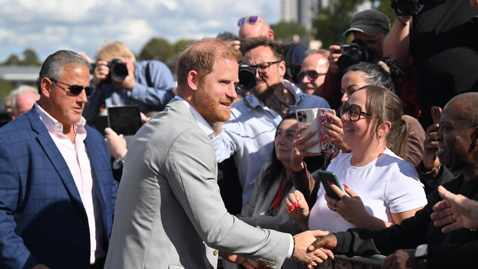 El príncipe Harry se da un baño de masas en Nottingham