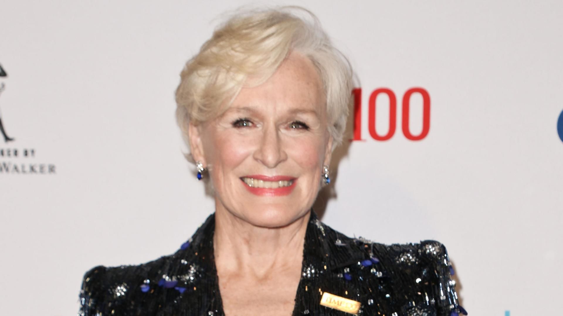Glenn Close posando en un evento