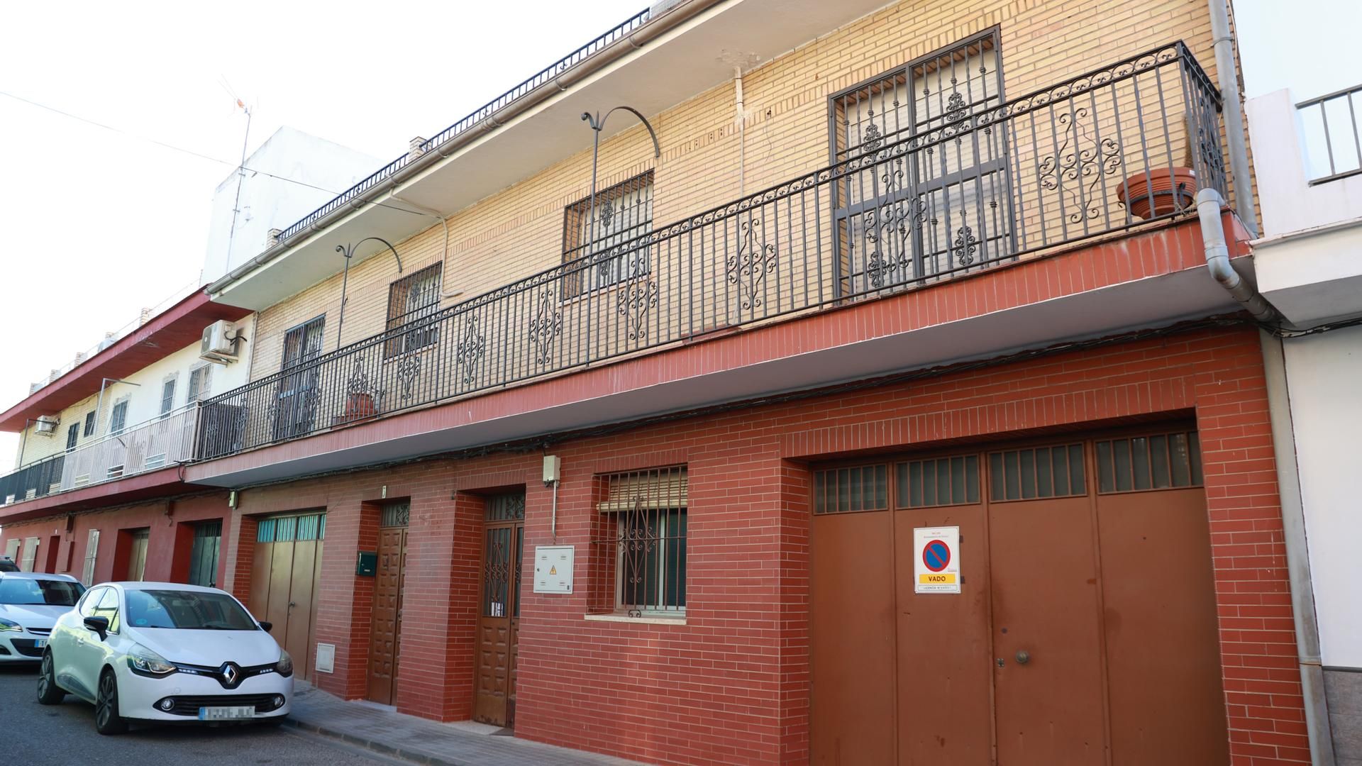 Imágenes de la vivienda ubicada en la barriada sevillana de Valdezorras, lugar del crimen de violencia machista con una mujer muerta