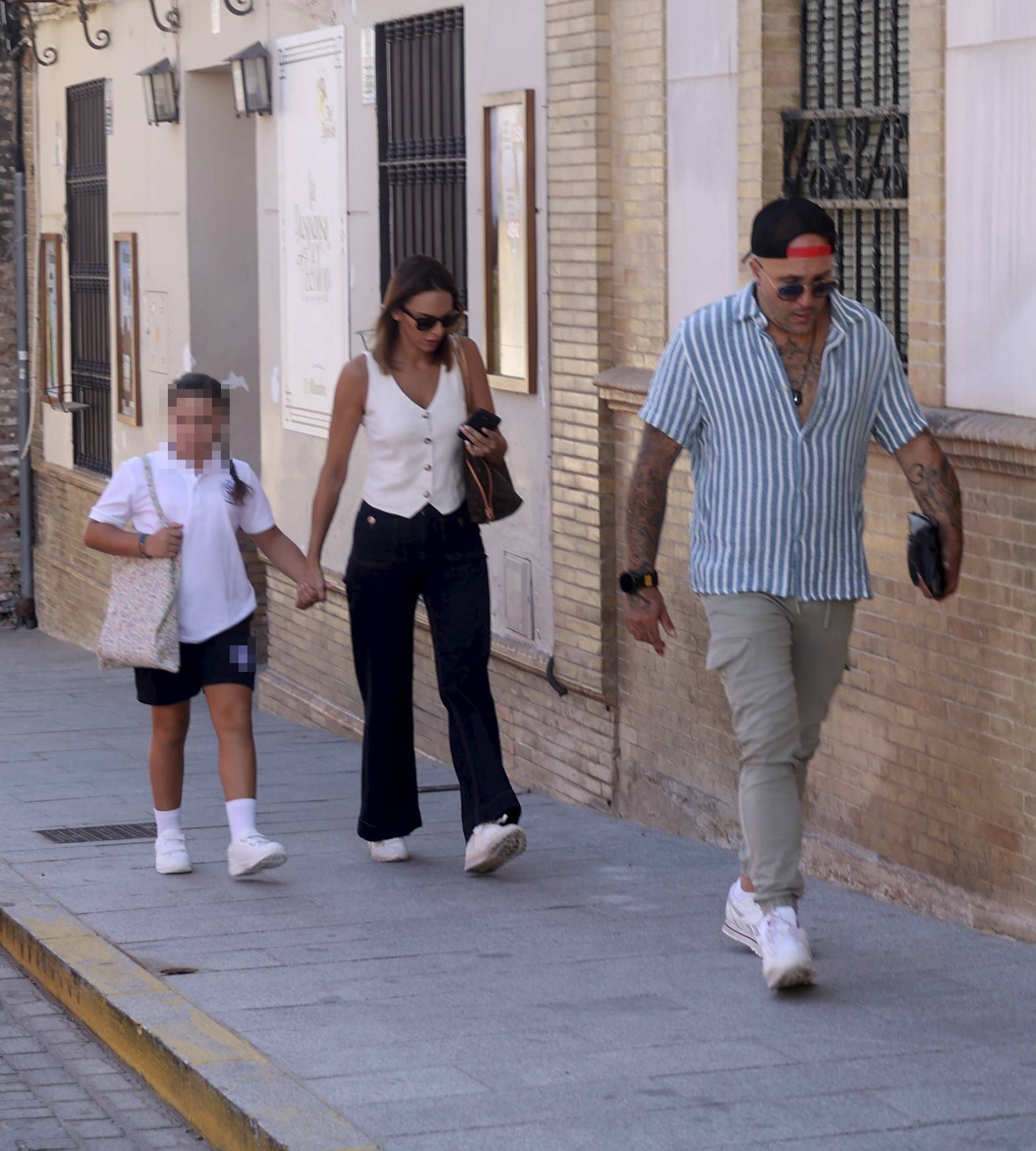 Kiko Rivera e Irene Rosales acompañan a sus hijas al colegio