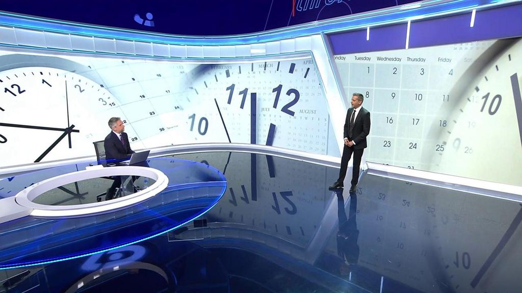 Los españoles que respiran aliviados por la no reducción de la jornada laboral y los que no