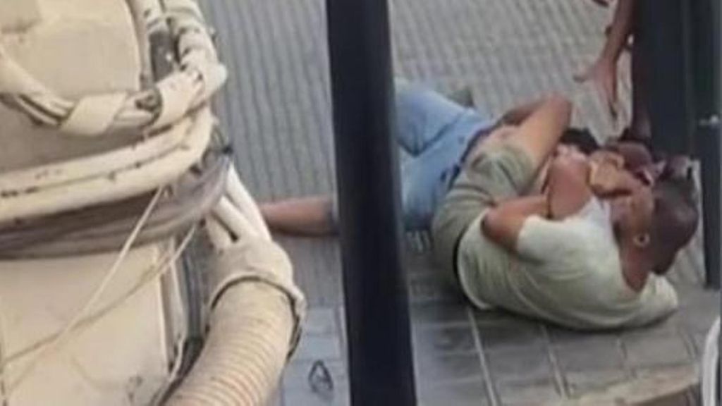Los vecinos que redujeron al hombre que agredió con un cuchillo a su expareja en Valencia: "Lo cogieron del cuello y acabaron en el suelo"