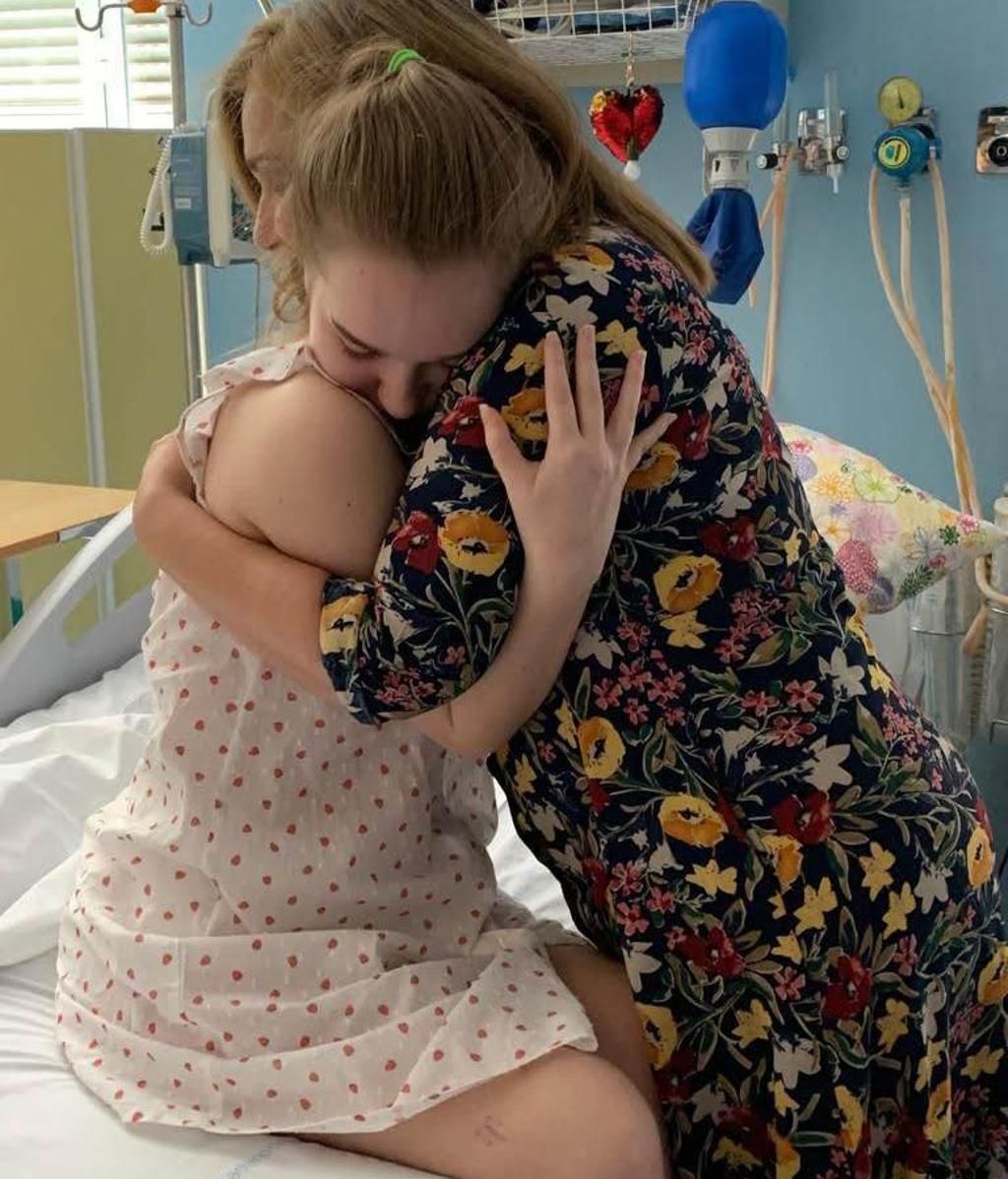 Lucía abrazada a su madre tras uno de los intentos de suicidio