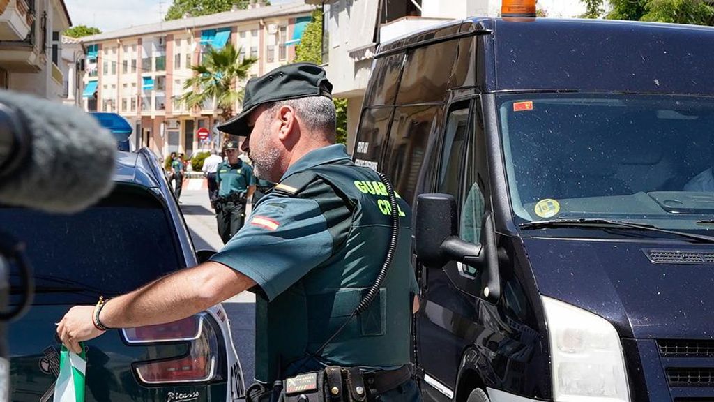 Mata a un hombre y se atrinchera con la esposa de la víctima en Granada