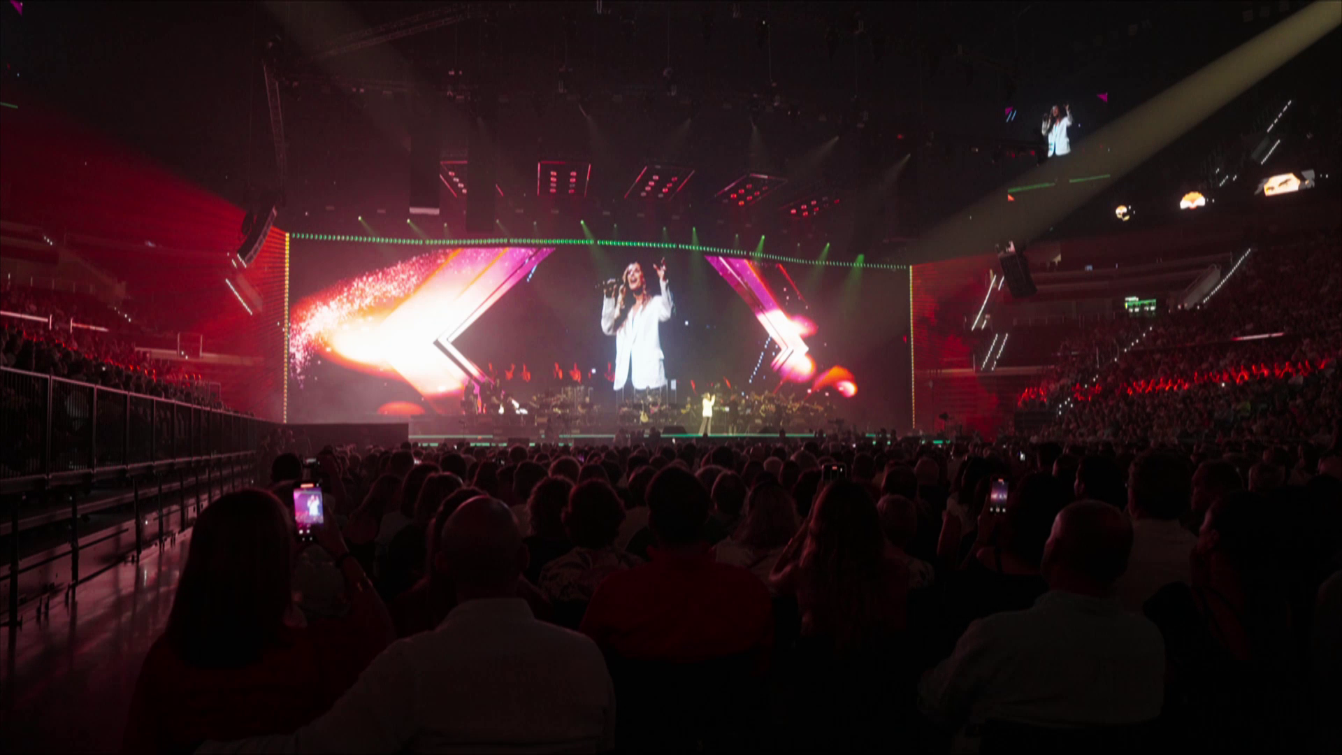 Miles de personas vibran al ritmo de Nino Bravo en el primer concierto del Roig Arena