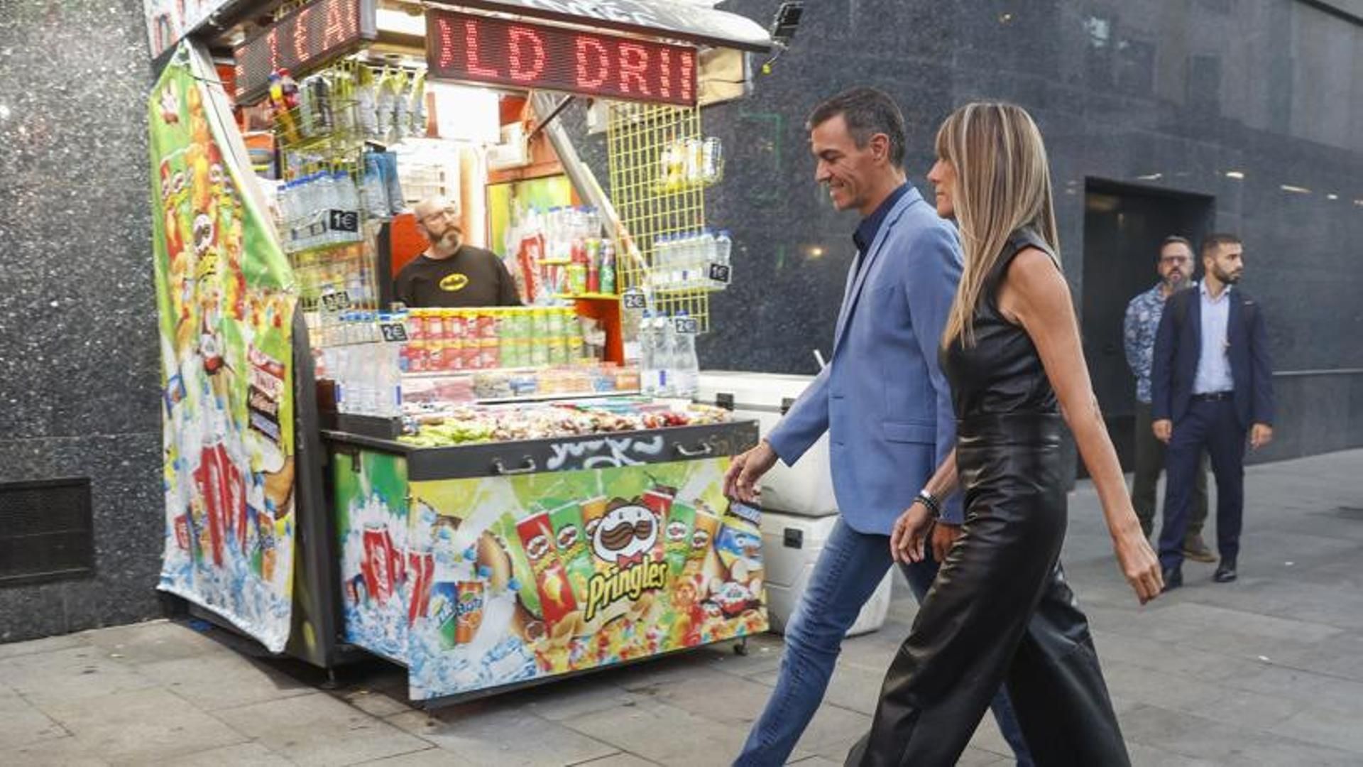 Pedro Sánchez asiste con Begoña Gómez a la 'premier' de la última película de Amenába