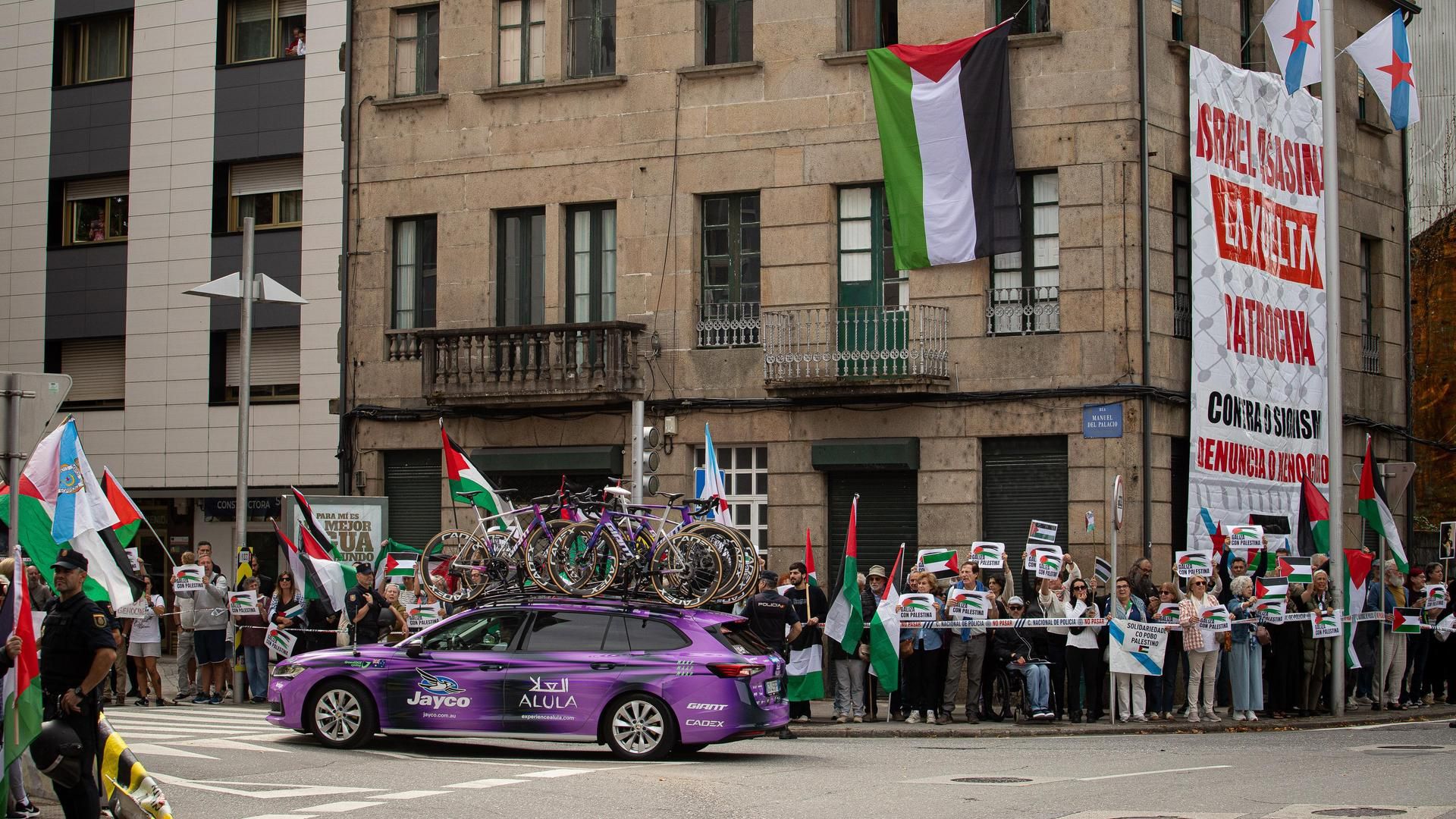 Protestas en La Vuelta ciclista a España a su paso por Pontevedra contra el genocidio de Israel en la Franja de Gaza y Cisjordania