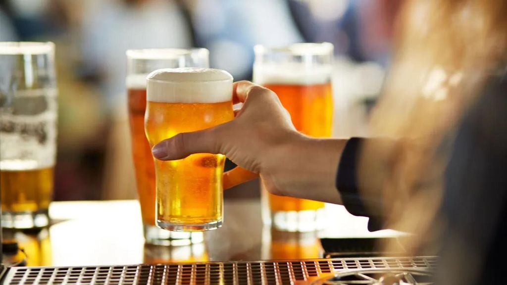 Tomando una pinta de cerveza