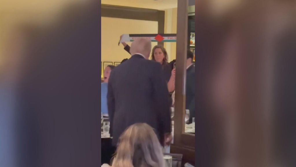 Una de las personas que abuchearon a Trump al grito de 'D.C libre' y 'Palestina libre'.