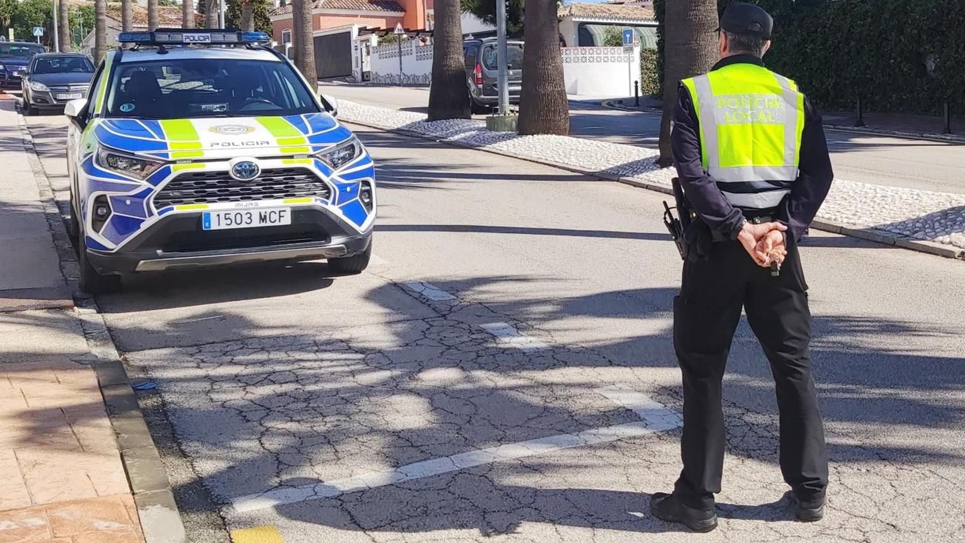 Vehículo y agente de la Policía Local de Mijas en Las Lagunas