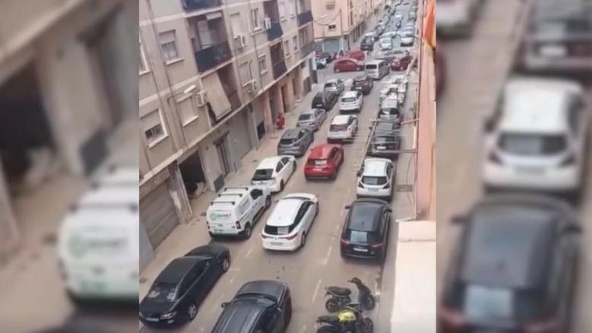 Vuelta al cole caótica en Paiporta con la mitad de los accesos a la localidad aún cerrados 10 meses después de la DANA